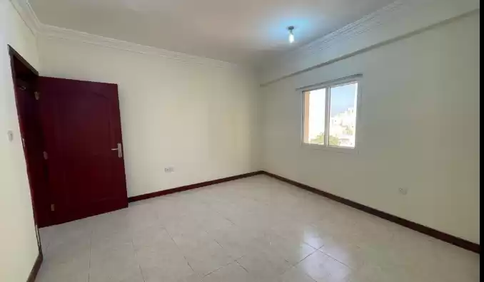 Residential Ready Property 1 Bedroom U/F Apartment  for rent in Doha #7283 - 1  image 